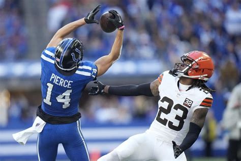 Kareem Hunt’s late TD helps Browns rally past Colts 38-33 in topsy-turvy game